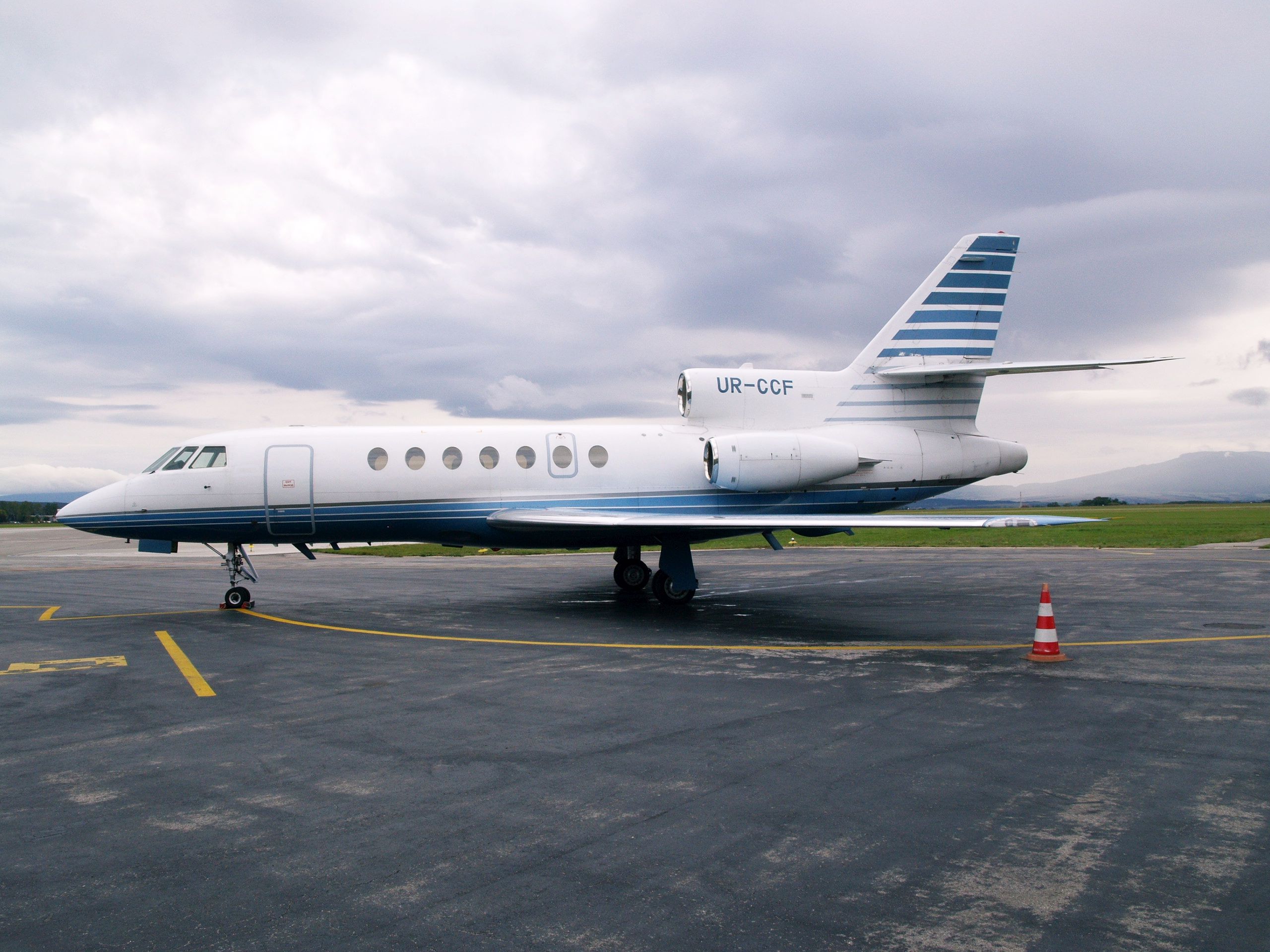 Dassault Falcon 50 UR-CCF