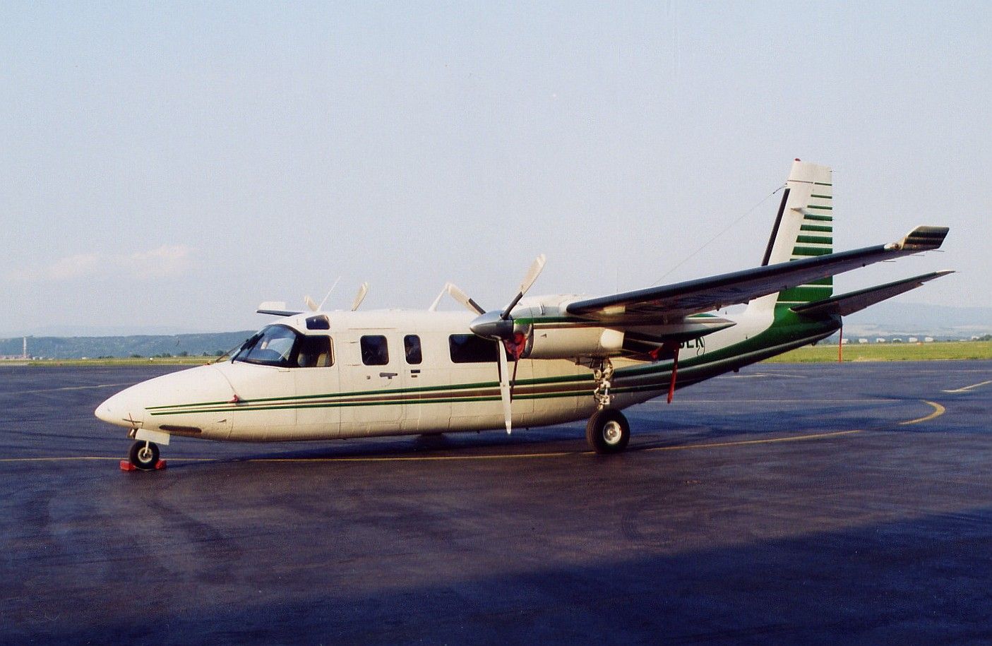 SEDEMDESIATY SIEDMY DIEL FOTOPOHĽADY DO HISTÓRIE LETISKA KOŠICE: AERO COMMANDER S BERMUDSKOU ZNAČKOU